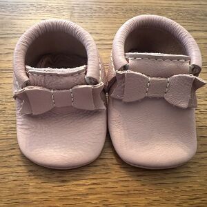 FRESHLY PICKED BOW MOCC- SIZE 1- BLUSH PINK